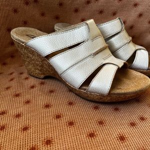 CLARKS Women's LIZ VENTURA Premium Leather Comfort Wedge size 8.5 M. Gold